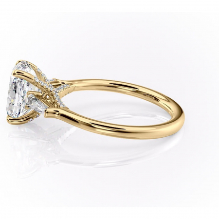 Inel de logodnă Ysella din aur Galben 14kt cu moissanite tăietură ovală – Montură cu trei pietre rafinată pentru profil înalt | Personalizează și configurează gratuit online [5]