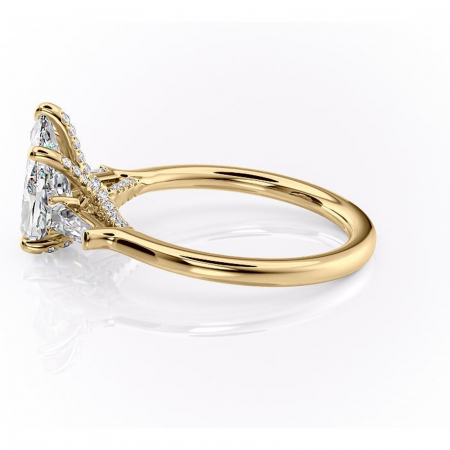 Inel de logodnă Ysella din aur Galben 14kt cu moissanite tăietură pară – Montură cu trei pietre rafinată pentru profil înalt | Personalizează și configurează gratuit online [5]