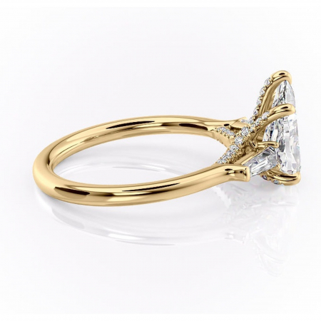 Inel de logodnă Ysella din aur Galben 14kt cu moissanite tăietură pară – Montură cu trei pietre rafinată pentru profil înalt | Personalizează și configurează gratuit online [1]