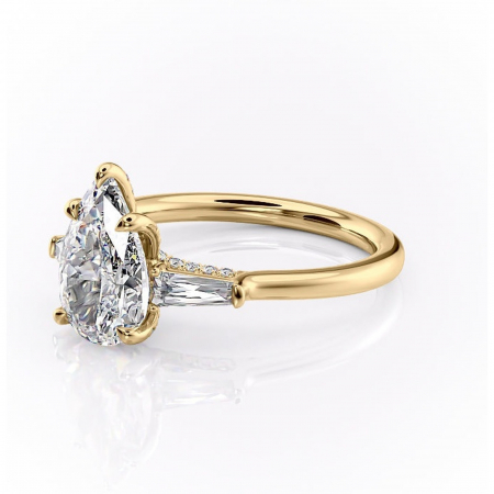 Inel de logodnă Ysella din aur Galben 14kt cu moissanite tăietură pară – Montură cu trei pietre rafinată pentru profil înalt | Personalizează și configurează gratuit online [6]