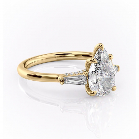 Aur galben - Inel de logodnă Ysella din aur Galben 18kt cu moissanite tăietură pară – Montură cu trei pietre rafinată pentru profil înalt | Personalizează și configurează gratuit online