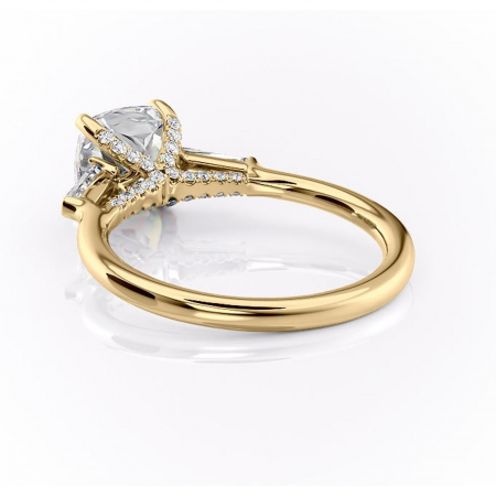 Inel de logodnă Ysella din aur Galben 14kt cu moissanite tăietură pernă – Montură cu trei pietre rafinată pentru profil înalt | Personalizează și configurează gratuit online [3]