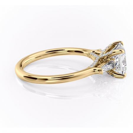 Inel de logodnă Ysella din aur Galben 14kt cu moissanite tăietură princess – Montură cu trei pietre rafinată pentru profil înalt | Personalizează și configurează gratuit online [1]