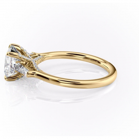 Inel de logodnă Ysella din aur Galben 14kt cu moissanite tăietură princess – Montură cu trei pietre rafinată pentru profil înalt | Personalizează și configurează gratuit online [5]