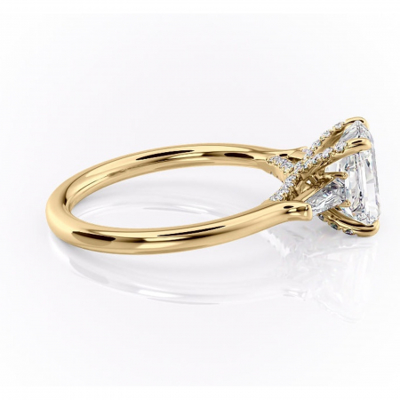 Inel de logodnă Ysella din aur Galben 18kt cu moissanite tăietură radiantă – Montură cu trei pietre rafinată pentru profil înalt | Personalizează și configurează gratuit online [1]