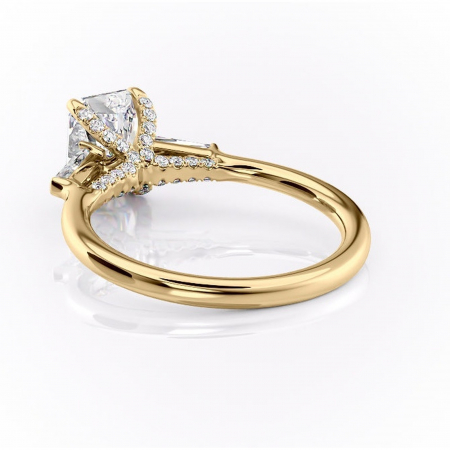 Inel de logodnă Ysella din aur Galben 18kt cu moissanite tăietură radiantă – Montură cu trei pietre rafinată pentru profil înalt | Personalizează și configurează gratuit online [3]