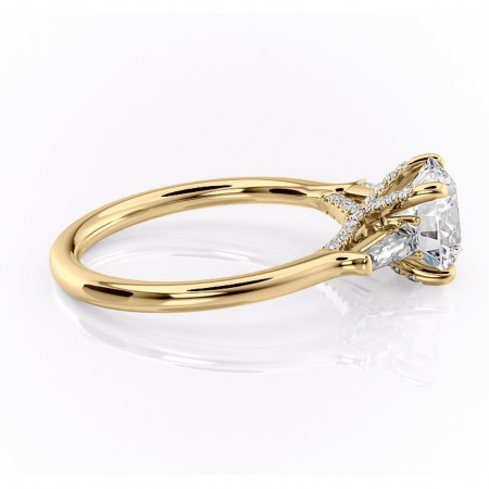 Inel de logodnă Ysella din aur Galben 14kt cu moissanite tăietură rotundă – Montură cu trei pietre rafinată pentru profil înalt | Personalizează și configurează gratuit online [1]