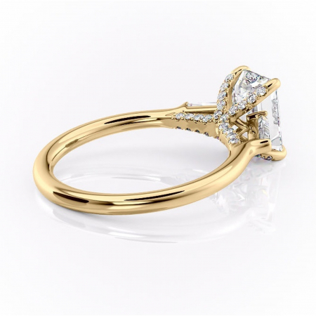 Inel de logodnă Ysella din aur Galben 14kt cu moissanite tăietură smarald – Montură cu trei pietre rafinată pentru profil înalt | Personalizează și configurează gratuit online [2]