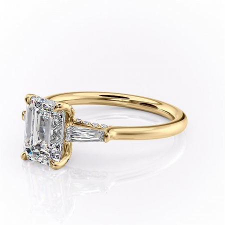 Inel de logodnă Ysella din aur Galben 14kt cu moissanite tăietură smarald – Montură cu trei pietre rafinată pentru profil înalt | Personalizează și configurează gratuit online [6]