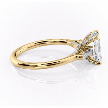 Inel de logodnă Ysella din aur Galben 14kt cu moissanite tăietură smarald – Montură cu trei pietre rafinată pentru profil înalt | Personalizează și configurează gratuit online [1]