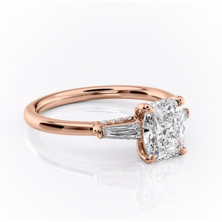 Pernă alungită - Inel de logodnă Ysella din aur Rose 14kt cu moissanite tăietură asscher – Montură cu trei pietre rafinată pentru profil înalt | Personalizează și configurează gratuit online