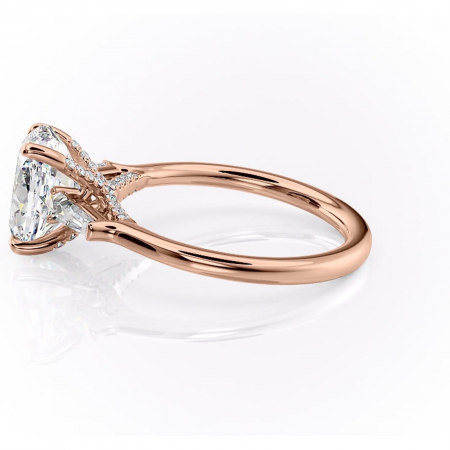 Inel de logodnă Ysella din aur Rose 14kt cu moissanite tăietură ovală – Montură cu trei pietre rafinată pentru profil înalt | Personalizează și configurează gratuit online [5]