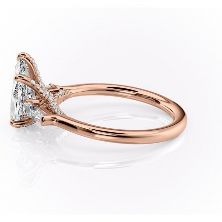 Inel de logodnă Ysella din aur Rose 18kt cu moissanite tăietură pară – Montură cu trei pietre rafinată pentru profil înalt | Personalizează și configurează gratuit online [5]