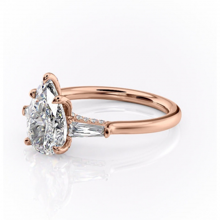 Inel de logodnă Ysella din aur Rose 18kt cu moissanite tăietură pară – Montură cu trei pietre rafinată pentru profil înalt | Personalizează și configurează gratuit online [6]