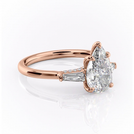 Pară - Inel de logodnă Ysella din aur Rose 18kt cu moissanite tăietură pară – Montură cu trei pietre rafinată pentru profil înalt | Personalizează și configurează gratuit online