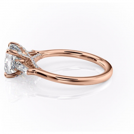 Inel de logodnă Ysella din aur Rose 14kt cu moissanite tăietură pernă – Montură cu trei pietre rafinată pentru profil înalt | Personalizează și configurează gratuit online [5]