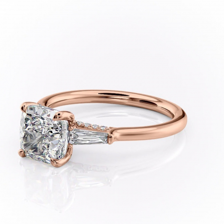 Inel de logodnă Ysella din aur Rose 14kt cu moissanite tăietură pernă – Montură cu trei pietre rafinată pentru profil înalt | Personalizează și configurează gratuit online [6]