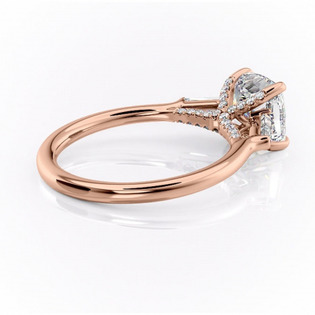 Inel de logodnă Ysella din aur Rose 14kt cu moissanite tăietură pernă – Montură cu trei pietre rafinată pentru profil înalt | Personalizează și configurează gratuit online [2]