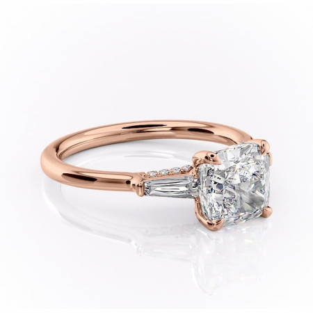 Aur roz - Inel de logodnă Ysella din aur Rose 18kt cu moissanite tăietură pernă – Montură cu trei pietre rafinată pentru profil înalt | Personalizează și configurează gratuit online
