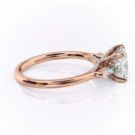 Inel de logodnă Ysella din aur Rose 14kt cu moissanite tăietură princess – Montură cu trei pietre rafinată pentru profil înalt | Personalizează și configurează gratuit online [1]