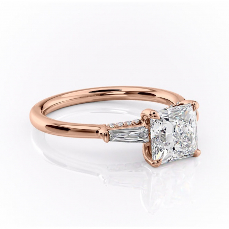 Princess - Inel de logodnă Ysella din aur Rose 18kt cu moissanite tăietură princess – Montură cu trei pietre rafinată pentru profil înalt | Personalizează și configurează gratuit online