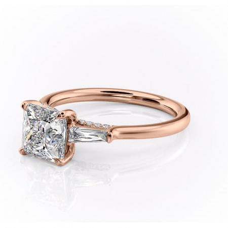 Inel de logodnă Ysella din aur Rose 14kt cu moissanite tăietură princess – Montură cu trei pietre rafinată pentru profil înalt | Personalizează și configurează gratuit online [6]