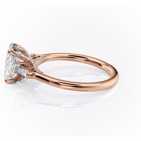 Inel de logodnă Ysella din aur Rose 14kt cu moissanite tăietură radiantă – Montură cu trei pietre rafinată pentru profil înalt | Personalizează și configurează gratuit online [5]
