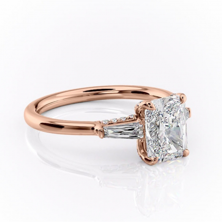Radiantă - Inel de logodnă Ysella din aur Rose 18kt cu moissanite tăietură radiantă – Montură cu trei pietre rafinată pentru profil înalt | Personalizează și configurează gratuit online