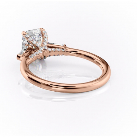 Inel de logodnă Ysella din aur Rose 14kt cu moissanite tăietură radiantă – Montură cu trei pietre rafinată pentru profil înalt | Personalizează și configurează gratuit online [3]