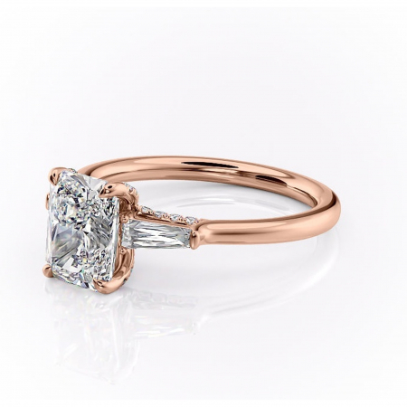 Inel de logodnă Ysella din aur Rose 14kt cu moissanite tăietură radiantă – Montură cu trei pietre rafinată pentru profil înalt | Personalizează și configurează gratuit online [6]