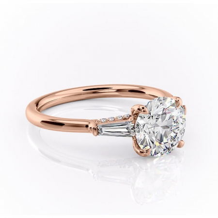 Aur roz - Inel de logodnă Ysella din aur Rose 14kt cu moissanite tăietură rotundă – Montură cu trei pietre rafinată pentru profil înalt | Personalizează și configurează gratuit online