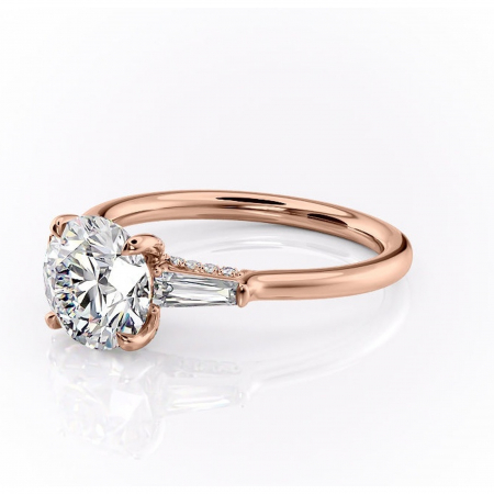 Inel de logodnă Ysella din aur Rose 14kt cu moissanite tăietură rotundă – Montură cu trei pietre rafinată pentru profil înalt | Personalizează și configurează gratuit online [6]