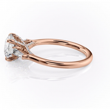 Inel de logodnă Ysella din aur Rose 14kt cu moissanite tăietură rotundă – Montură cu trei pietre rafinată pentru profil înalt | Personalizează și configurează gratuit online [5]