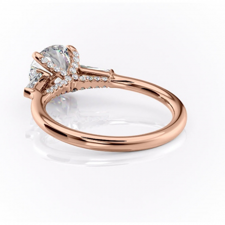Inel de logodnă Ysella din aur Rose 14kt cu moissanite tăietură rotundă – Montură cu trei pietre rafinată pentru profil înalt | Personalizează și configurează gratuit online [3]