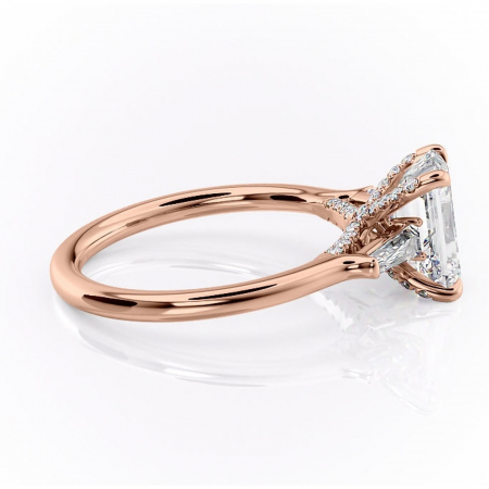 Inel de logodnă Ysella din aur Rose 18kt cu moissanite tăietură smarald – Montură cu trei pietre rafinată pentru profil înalt | Personalizează și configurează gratuit online [1]