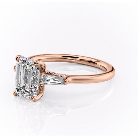 Inel de logodnă Ysella din aur Rose 18kt cu moissanite tăietură smarald – Montură cu trei pietre rafinată pentru profil înalt | Personalizează și configurează gratuit online [6]