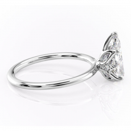 Inel de logodnă Zephyra din aur Alb 14kt cu moissanite tăietură pară – Solitar rafinată pentru profil înalt | Personalizează și configurează gratuit online [1]