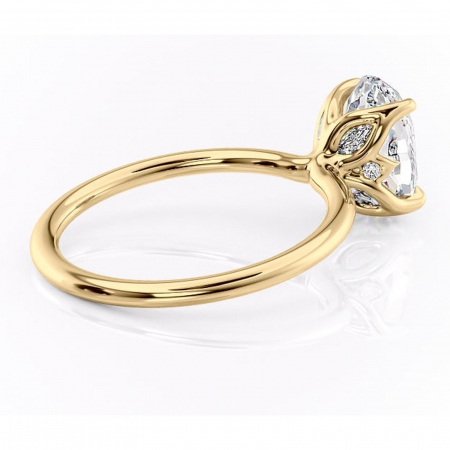 Inel de logodnă Zephyra din aur Galben 14kt cu moissanite tăietură ovală – Solitar rafinată pentru profil înalt | Personalizează și configurează gratuit online [2]