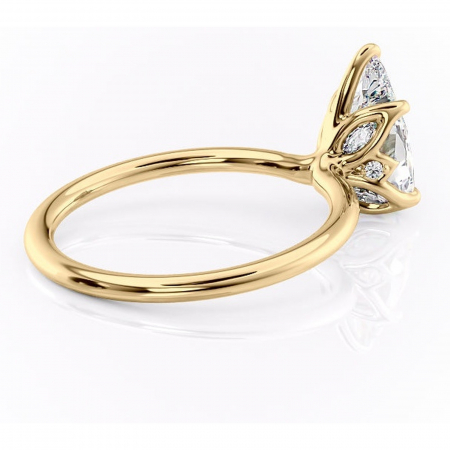 Inel de logodnă Zephyra din aur Galben 14kt cu moissanite tăietură pară – Solitar rafinată pentru profil înalt | Personalizează și configurează gratuit online [2]