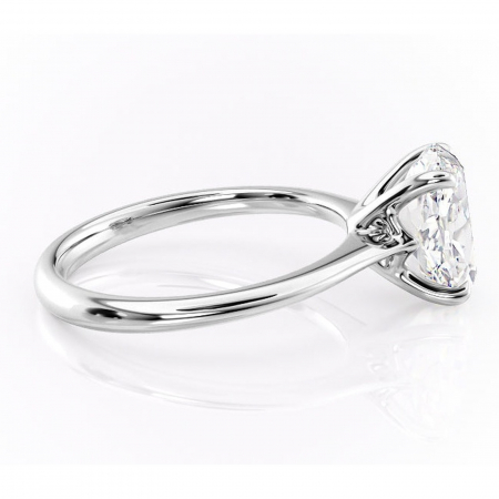 Inel de logodnă Zirena din aur Alb 14kt cu moissanite tăietură ovală – Solitar rafinată pentru profil jos | Personalizează și configurează gratuit online [1]