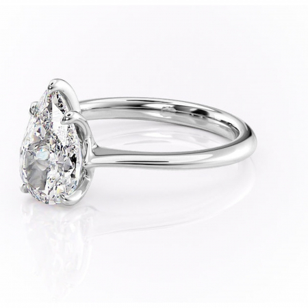 Inel de logodnă Zirena din aur Alb 14kt cu moissanite tăietură pară – Solitar rafinată pentru profil jos | Personalizează și configurează gratuit online [6]