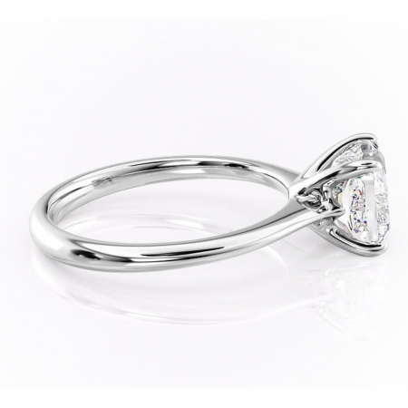 Inel de logodnă Zirena din aur Alb 14kt cu moissanite tăietură pernă – Solitar rafinată pentru profil jos | Personalizează și configurează gratuit online [1]