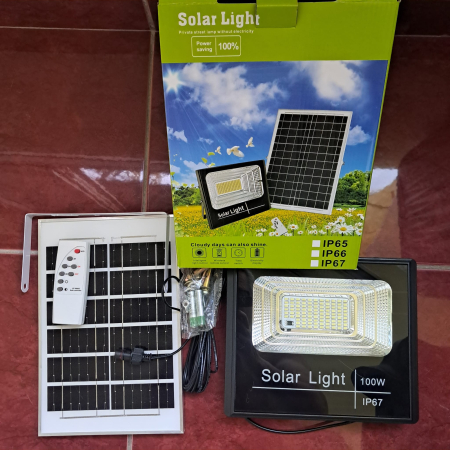 Proiector LED Solar 100W – Iluminare Puternică cu Energie Gratuită de la Soare, Moonsky [1]
