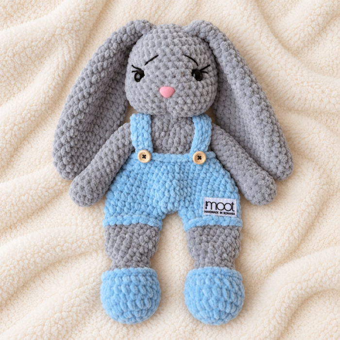 Iepuraș croșetat manual Lulu gri cu salopetă bleu, 35 cm [3]