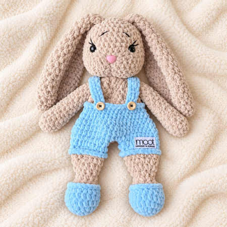 Iepuraș croșetat manual Lulu bej cu salopetă bleu, 35 cm [2]