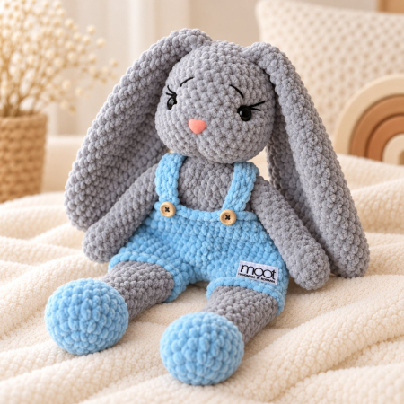 Iepuraș croșetat manual Lulu gri cu salopetă bleu, 35 cm [1]