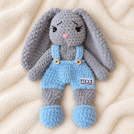 Iepuraș croșetat manual Lulu gri cu salopetă bleu, 35 cm [2]