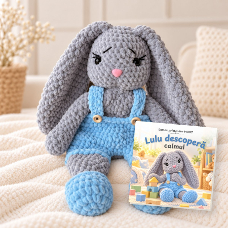 Seturi cadou - Set cadou Lulu bleu + carte „Lulu descoperă calmul” – iepuraș croșetat manual 35 cm și carte de povești