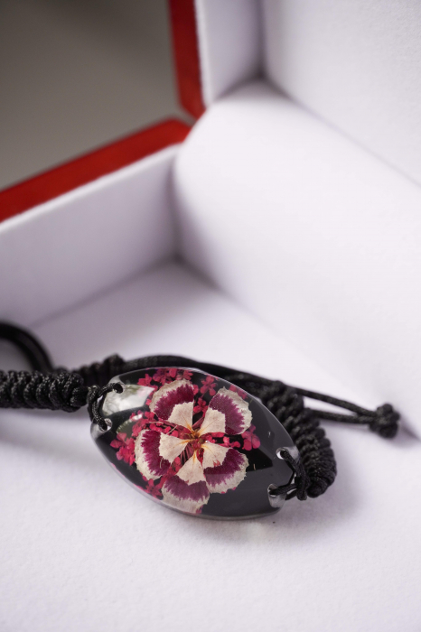 Brățară cu garofiță înrămată în rășină [1]