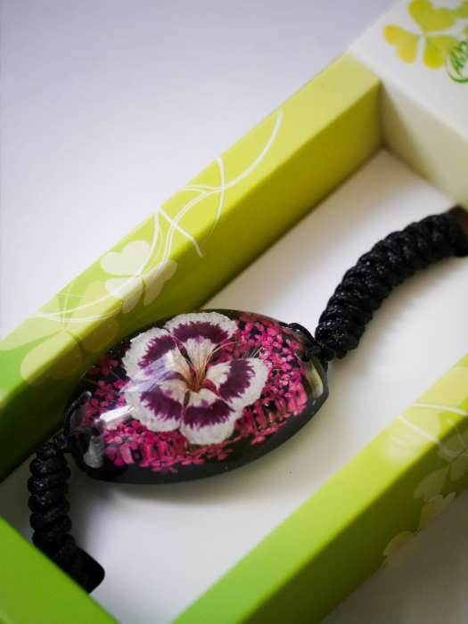 Brățară cu garofiță înrămată în rășină [3]